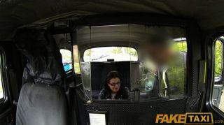 Faketaxi Raven Haired Taxi Polizón Paga