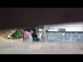 Mujer India De Baño Al Aire Libre