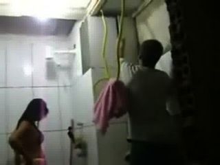 Real Esposa Tomar El Baño En Frente De Los Pederros En El Trabajo