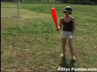 Inocente Gatito Adolescente Jugando Softball Al Aire Libre