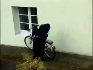 Monja En Bicicleta