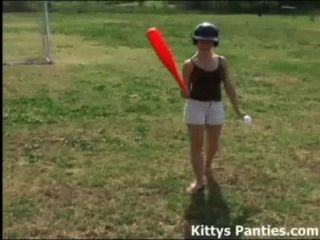 Gatito Adolescente Lindo Que Juega Al Béisbol Al Aire Libre