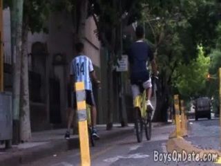 Los Novios En Bicicleta Se Ensucian En Una Ducha