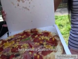 Entrega Pizza Chica Franja En Público Al Aire Libre