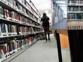 Cachonda Cachonda Masturbándose En La Biblioteca