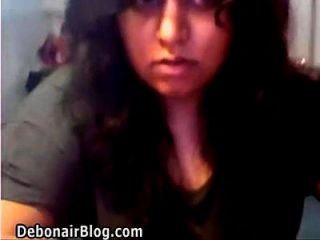 Chica Sahiwal En La Webcam Mostrando Activos