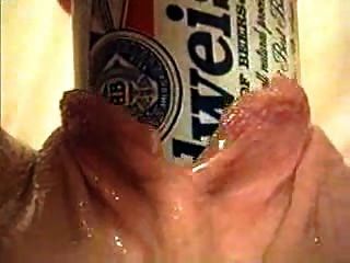 Inserción Extrema De Objetos Con Una Cerveza Budweiser