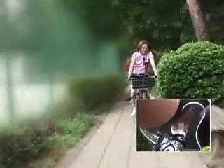 La Colegiala Japonesa Se Masturba En Una Bicicleta Modificada