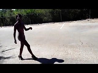 Chica Negra Jugando Desnuda En Público