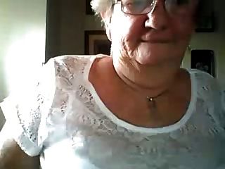 Abuela Mostrando Grandes Tetas En La Webcam