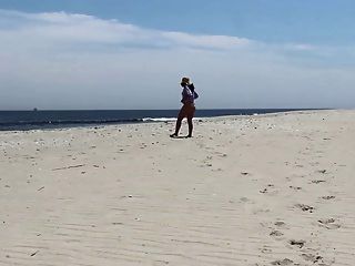 Jackie Stevens Es Wildflower En La Playa De Desnudos