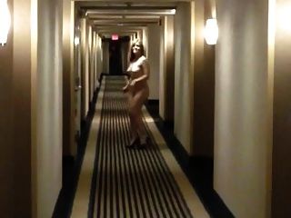 Sexy Milf En Talones Caminando Desnuda En El Pasillo Del Motel