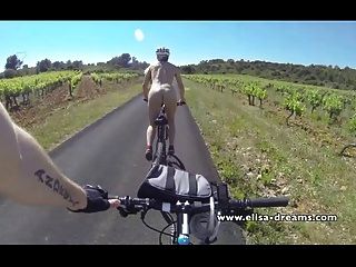 Intermitente Y Desnudo En Público En Bicicleta En La Carretera