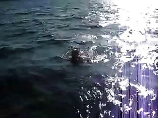 Mujer Rechoncha Toma Una Carga En Un Barco