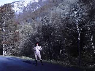 Brenda Desnuda En Una Carretera De Montaña
