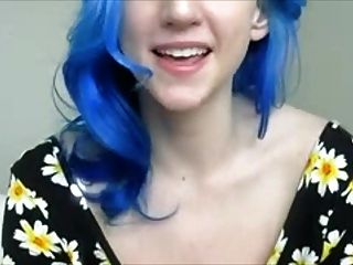 Chica De Pelo Azul En Las Flores Juega Con Las Tetas