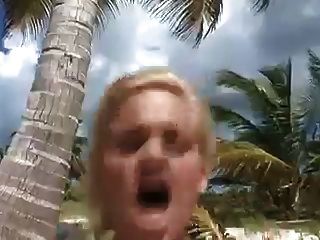 Britney En La Playa
