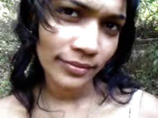 Srilankan Awanthi Nangi Desnudarse En Un Bosque