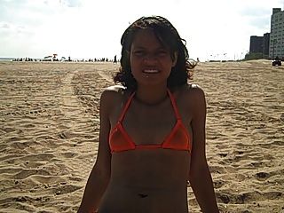 Joya De 18 Años Muestra Su Coño Y El Culo En La Playa Pública Desnuda!