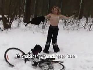 Chica Caliente Desnuda En La Nieve