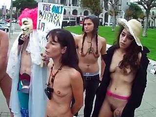 Mujeres Peludas Con Pequeñas Tetas Flacas Y Vacías Desnudas En Público