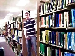 Chico Acariciando En La Biblioteca De La Universidad