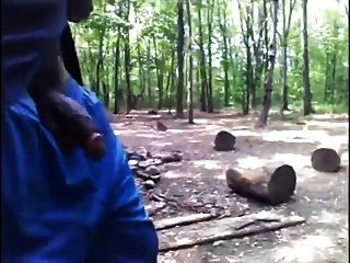 Hombre Negro Camina En El Bosque Con La Polla Hacia Fuera