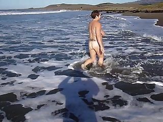 Caminando Desnudo En La Playa