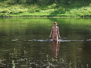 Topless Nadando En El Río Volga
