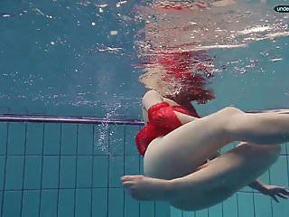 Adolescente Vestida De Rojo Nadando Con Los Ojos Abiertos.