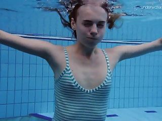 Anna Netrebko Flaca Pequeña Adolescente Bajo El Agua