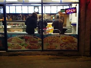 Traje De Látex En La Tienda De Kebab
