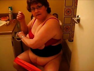 Mamá Usa El Baño Mientras Su Hijo Filma ...