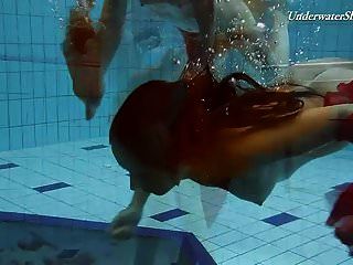 Dos Pelirrojas Nadando Super Caliente !!!