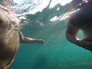 Big Tit Esposa Topless Playa En Grecia Bajo El Agua